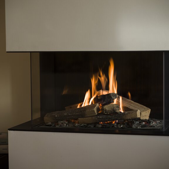Cheminée à gaz VISIO 90 3S comme cheminée tri-face avec revêtement de la chambre de combustion design élégant et flamme de gaz calme
