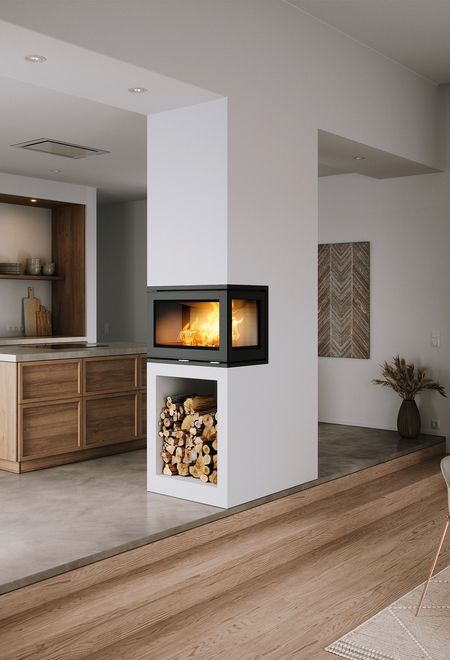 Cheminée à bois R-500 tri-face, installée entre la cuisine et la salle à manger