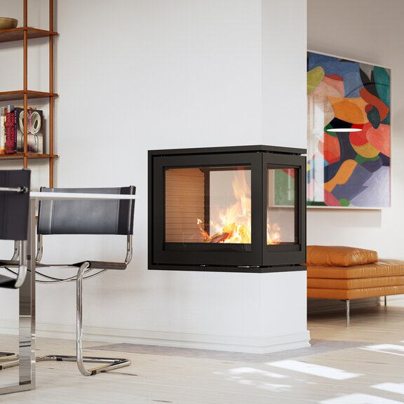 Insert de cheminée R-600 RD dans un salon moderne avec canapé en cuir et lampe design
