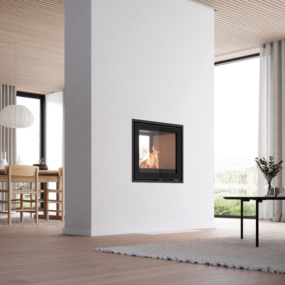 Insert de cheminée R-600 Tunnel avec habillage blanc dans un salon lumineux avec table en bois