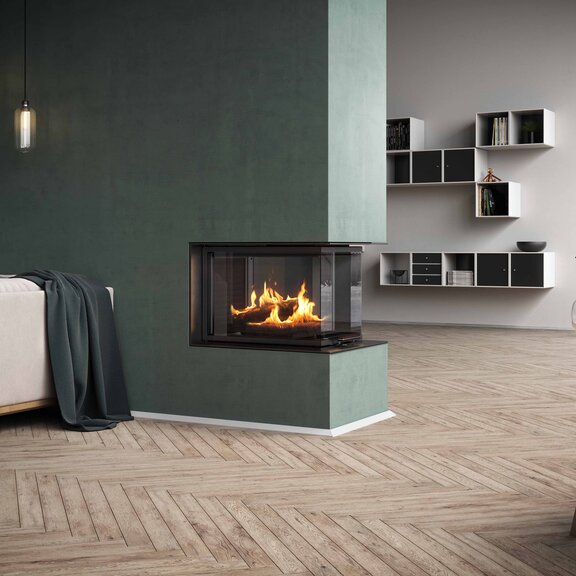 Holz-Kamineinsatz VISIO 3:1 ist als Raumteiler Kamin in einer grünen Wand integriert, welche den Wohnraum strukturiert