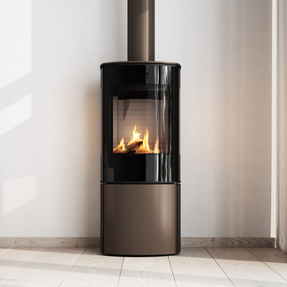 Poêle à gaz CARO 110 en mocca avec porte de foyer plein verre et tuyau de fumée dans la couleur de poêle