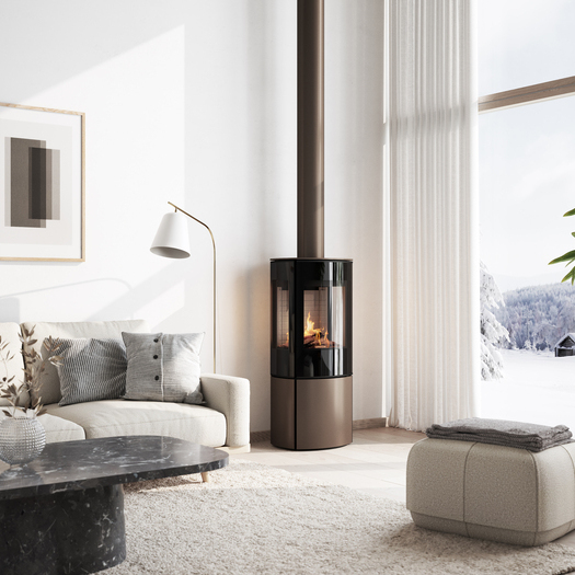 Poêle à gaz CARO 110 en mocca avec porte de foyer plein verre et vitre latérale dans un salon confortable