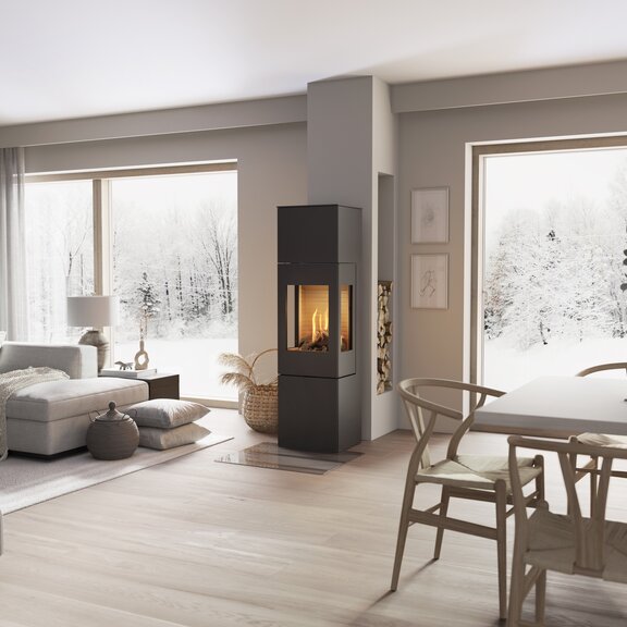 Poêle à gaz NEXO 160 en noir avec porte en acier et vitres latérales au milieu de la pièce à vivre entre la salle à manger et le salon