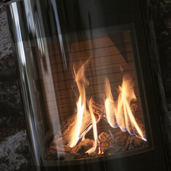 Chambre de combustion du poêle à gaz VIVA L avec porte de foyer plein verre et bûches artificielles de qualité supérieure en céramique
