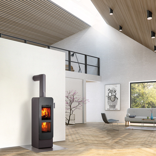 Poêle à bois bionic fire EVO de couleur noire avec porte en acier dans un loft moderne