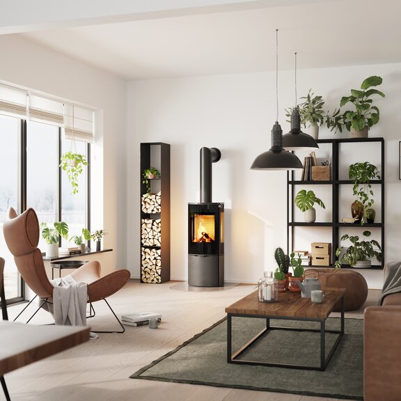 Poêle à bois CARO 110 en noir avec porte de foyer plein verre et vitre latérale dans un salon