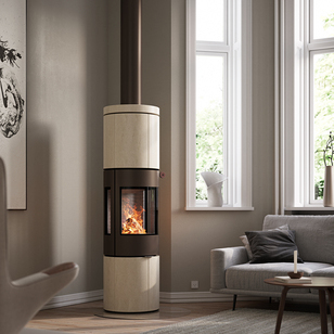 Poêle à bois JUNO 166 L avec revêtement en pierre naturelle Porto et vitres latérales dans un salon moderne dans les tons de terre