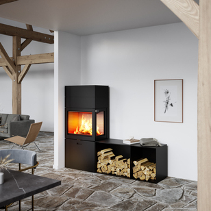 Poêle à bois MAX 600/150 en noir avec une vitre latérale et deux bancs comme modèle d'angle dans la salle à manger