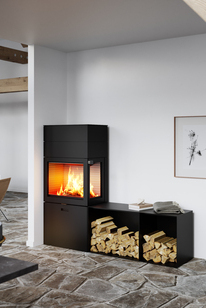 Poêle à bois MAX 600/150 en noir avec une vitre latérale et deux bancs comme modèle d'angle dans la salle à manger