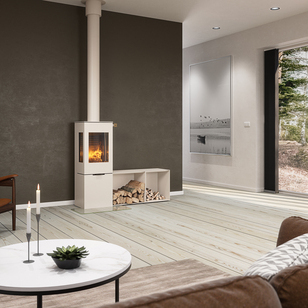Poêle à bois NEXO 120 de couleur sable avec porte en acier, vitres latérales et bancs devant un mur brun