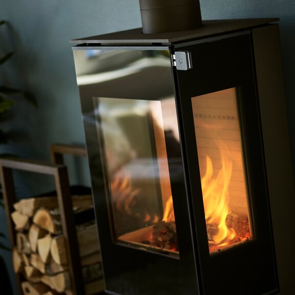 Holz-Kaminofen NEXO 120 in Schwarz mit Vollglas-Feuerraumtür und zwei Seitenfenstern und Eichenholz Türgriff Schwarz