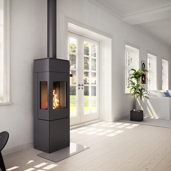 Poêle à bois NEXO 140 en noir avec porte en acier et deux vitres latérales dans un salon lumineux