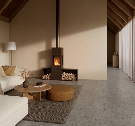 Holz-Kaminofen NEXO 140 in der Farbe Mokka im schlichten und hellen Wohnzimmer