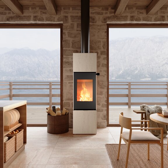 Holz Kaminofen NEXO 160 Porto in der Farbe Schwarz im Wohnraum mit Steinwand und Fenstern 