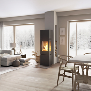 Poêle à bois NEXO 160 en noir avec porte en acier et vitres latérales au milieu de la pièce à vivre entre la salle à manger et le salon