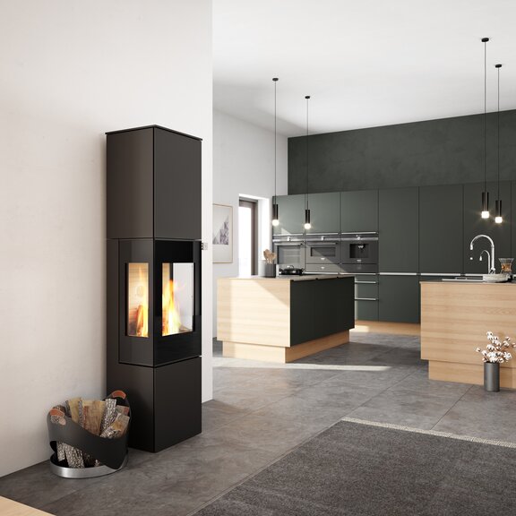Holz-Kaminofen NEXO 185 in Schwarz mit Vollglas-Feuerraumtür und zwei Seitenfenster in der Mitte von Küche und Wohnzimmer