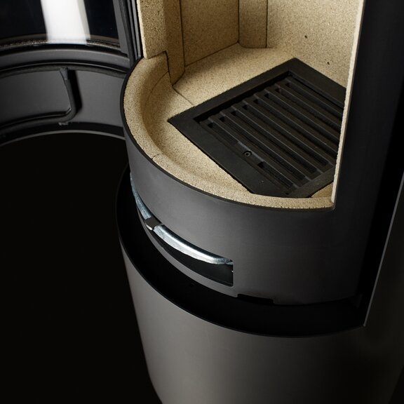 Grille-cendrier pratique dans le foyer du poêle à bois VIVA L de couleur noire