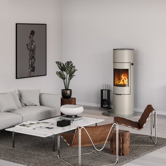 Holz-Kaminofen VIVA 140 L in Nickel mit Stahltür in modernem Wohnraum
