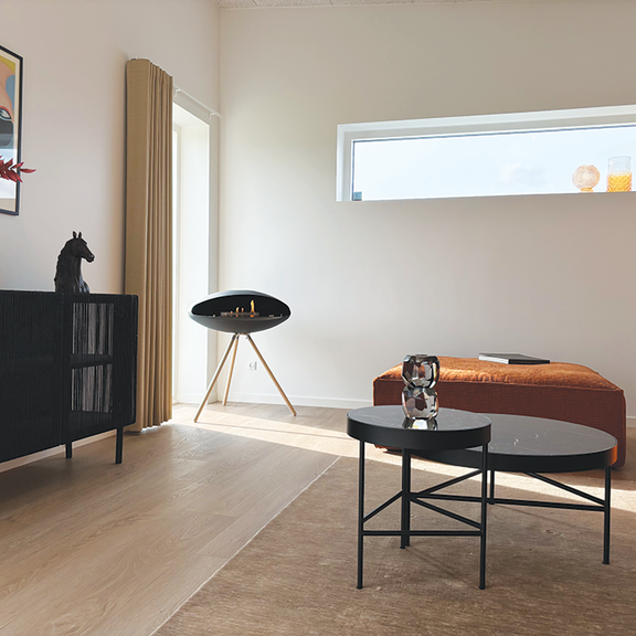 Bioethanol Feuerstelle Espoo Oak im hellen Wohnzimmer mit orangenen Möbeln