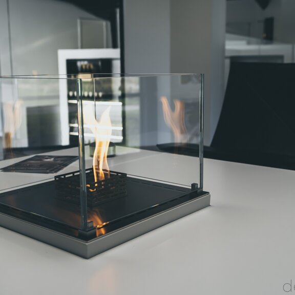 Nice Built-in noir encastré dans une table de bureau blanche avec chaise