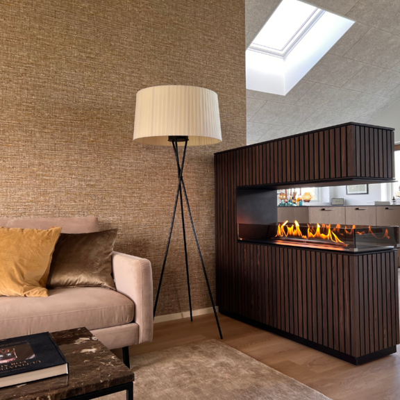 Brûleur bioéthanol Panel Wall Séparateur de pièce profond revêtement en bois sombre dans le salon