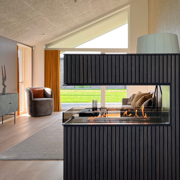 Brûleur bioéthanol Panel Wall Séparateur de pièce profond revêtement en bois sombre dans le salon