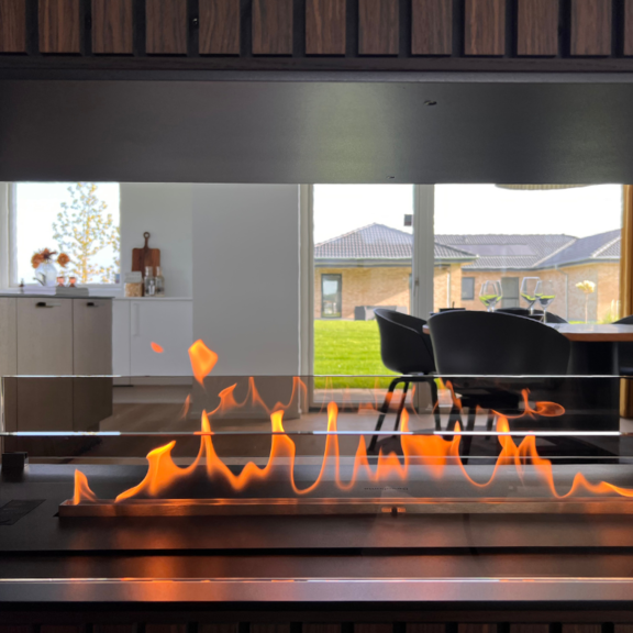 Brûleur bioéthanol Panel Wall Séparateur de pièce flamme profonde et vitre dans le salon