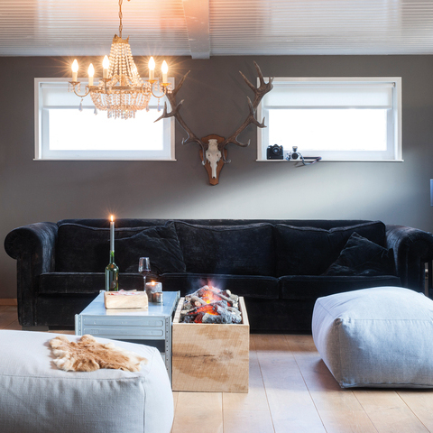 Feu électrique Cassette 1000 de Dimplex installé dans un salon rustique dans une caisse en bois